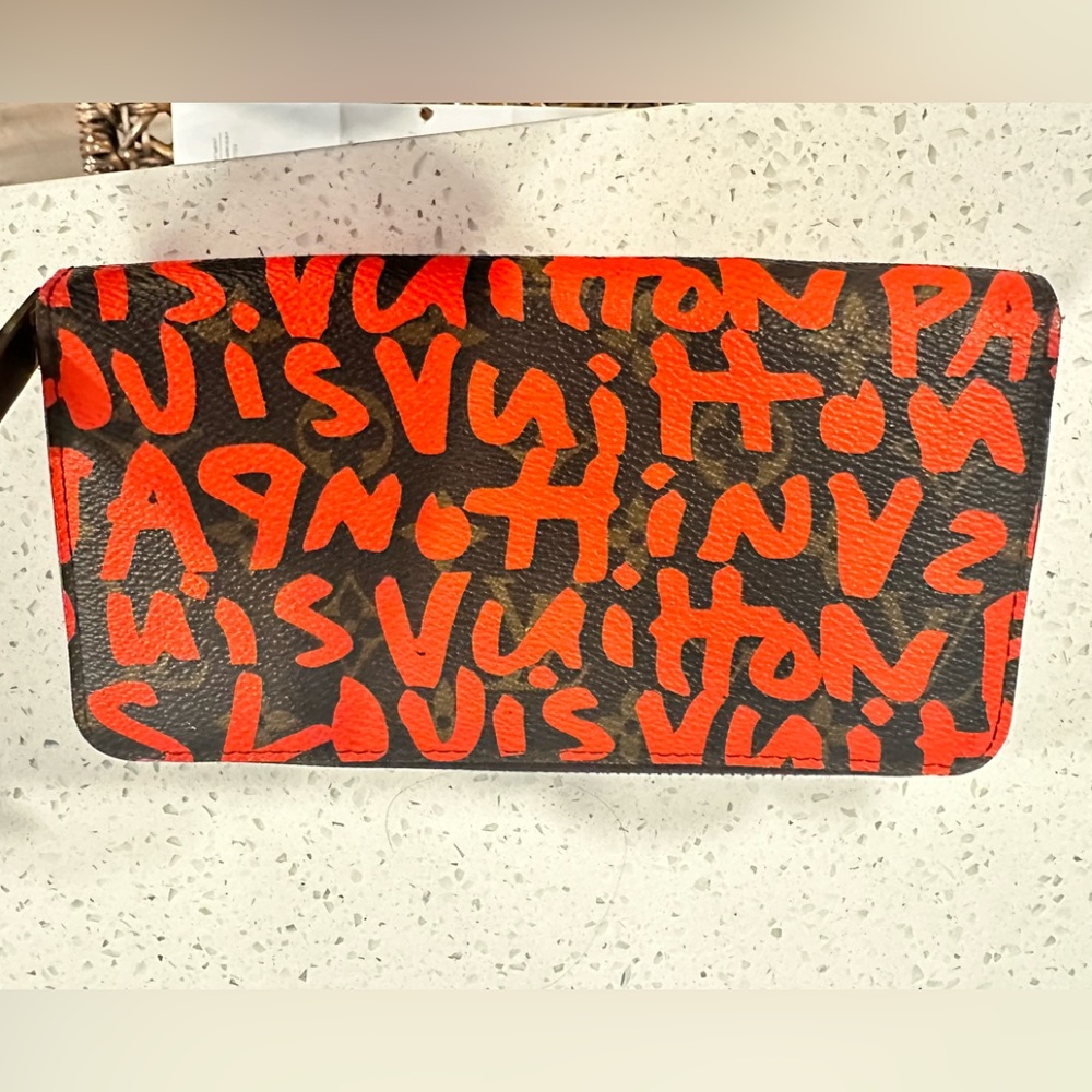 Limited Edition Louis Vuitton Graffiti Large
Zippy Wallet! Rare